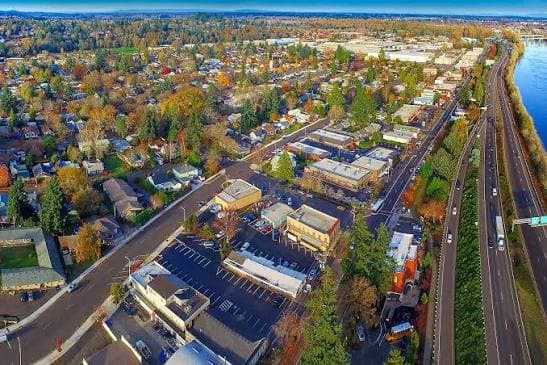 Aerial view of a Salem, Oregon neighbourhood beside the Willamette River in autumn